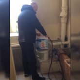 В сети появилось видео, где мужчина похожий на Божко моет туалеты
