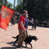 Публицист призвал наказать алматинцев, пронесших флаг СССР на День Победы