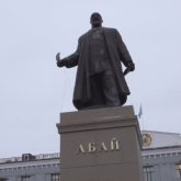 Новый памятник Абаю осквернили в Павлодаре