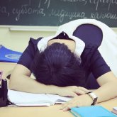 «Выкинули на улицу»: педагоги рискуют остаться без заработка из-за сокращения часов русского языка