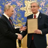 Путин передал Токаеву наградной лист его отца