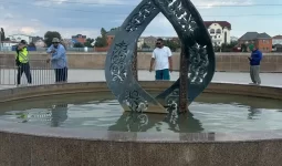 Скончался ребенок, упавший в фонтан в Атырау