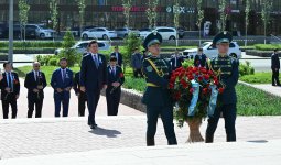 Цветы к памятнику Бауыржану Момышулы возложил председатель Мажилиса