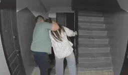 Нападение на девушку в подъезде попало на видео в Сатпаеве