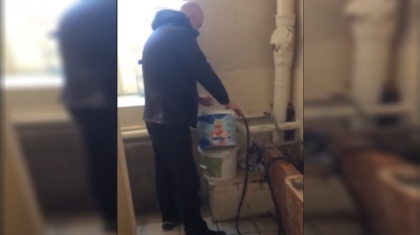 В сети появилось видео, где мужчина похожий на Божко моет туалеты