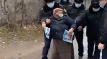 Пятеро полицейских жестко скручивают бабушку за антикитайские лозунги в Алматы. Видео