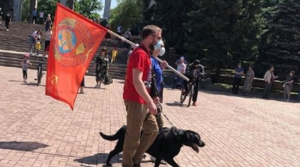 Публицист призвал наказать алматинцев, пронесших флаг СССР на День Победы
