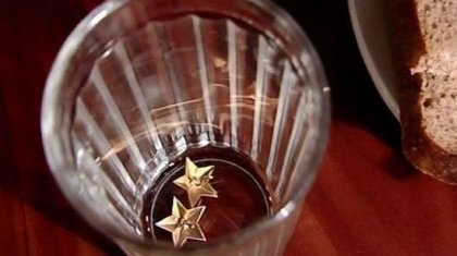 "Чью родину вы защищаете?": осушившие посуду со спиртным солдаты возмутили казахстанцев