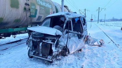 Трое погибших: поезд снес легковушку в Акмолинской области