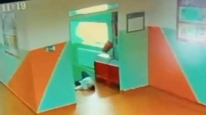 Школьник впал в кому после падения с лестницы в Астане
