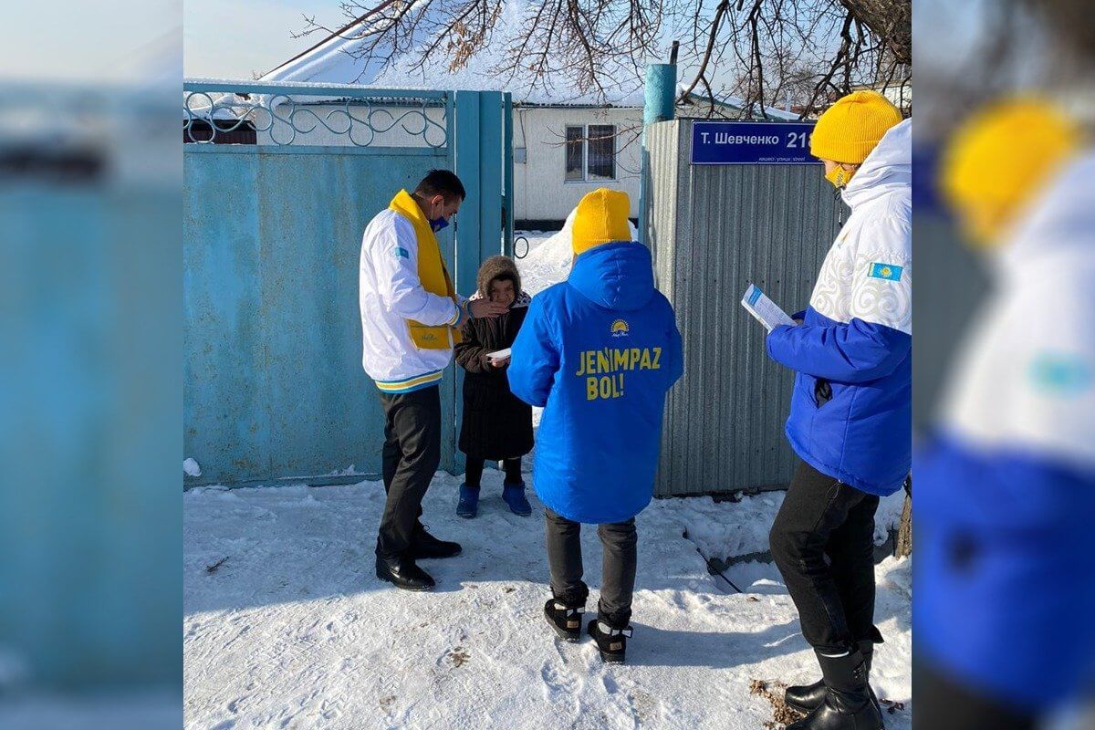 Талдықорғанда мәслихат депутаттығына үміткер тұрғындардың үйлерін аралады
