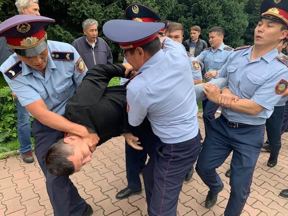 Новости казахстана последние свежие на русском. Задержания на митинге в Казахстане. Насильственное задержание человека.