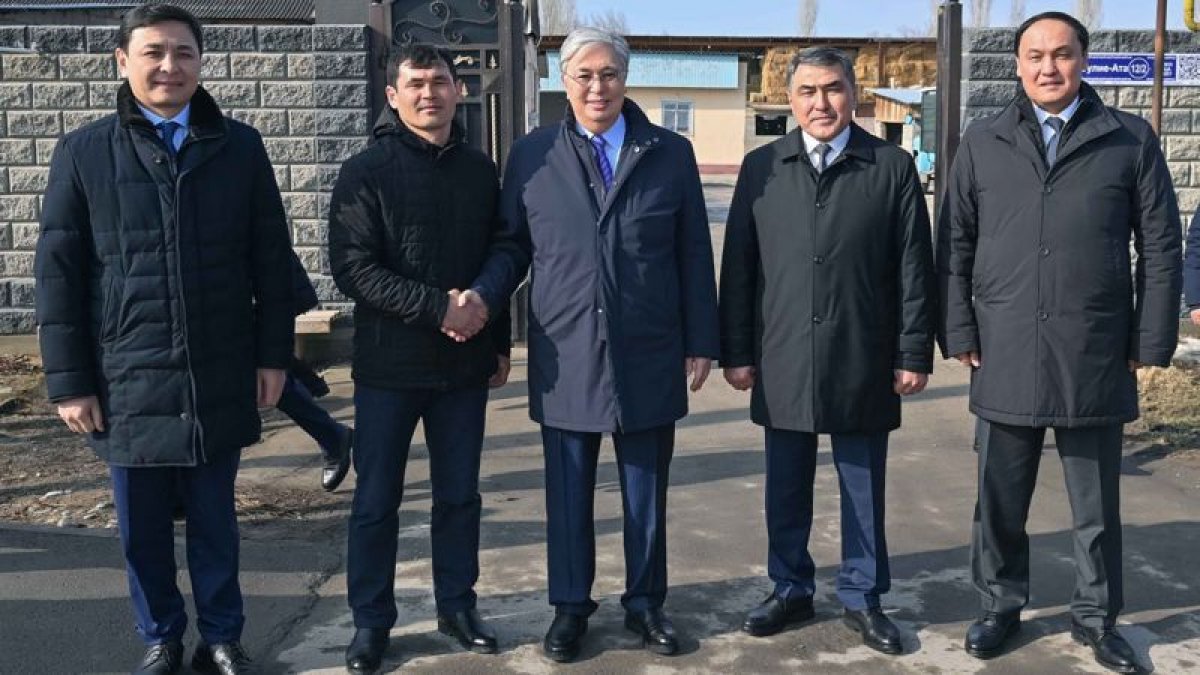Токаев подарил зернодробильный аппарат фермеру в Жамбылской области