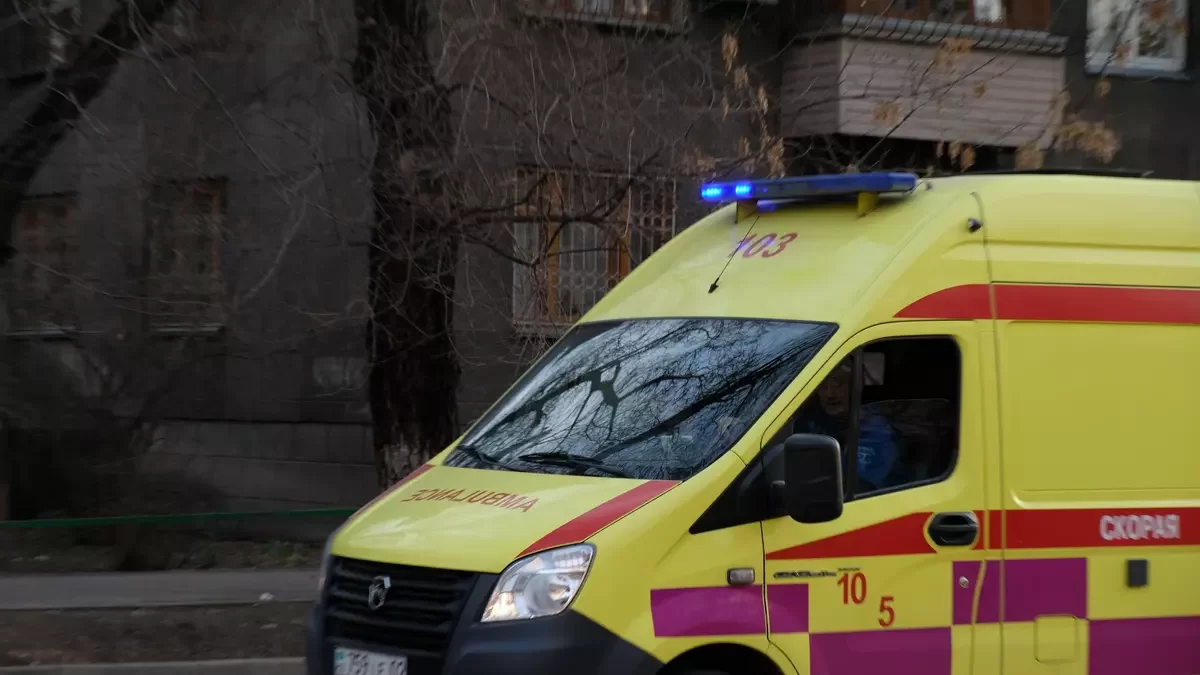 "Сигнал SOS передается в МВД": врачи скорой помощи в Астане и Алматы начали носить видеожетоны