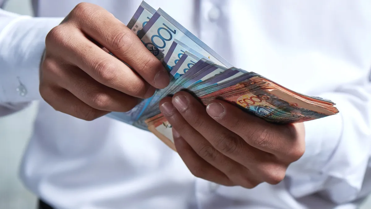 Средняя зарплата в Казахстане достигла 448,6 тыс. тенге — минимальная безработица за всю историю