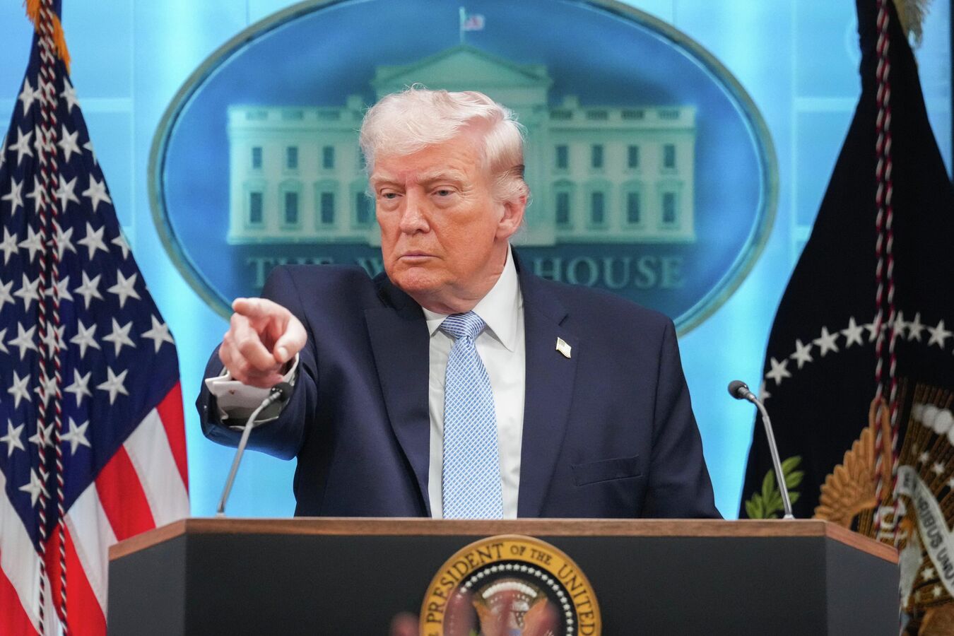 Трамп заявил о начале полной блокады Ормузского пролива военными США