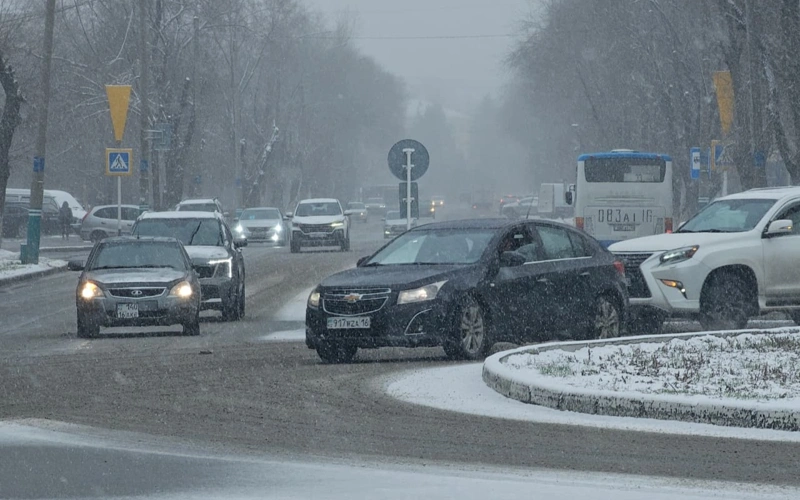 Апрельский снегопад парализовал движение в Усть-Каменогорске