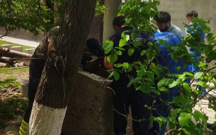 В Шымкенте спасли двухлетнюю девочку, упавшую в 24-метровый колодец