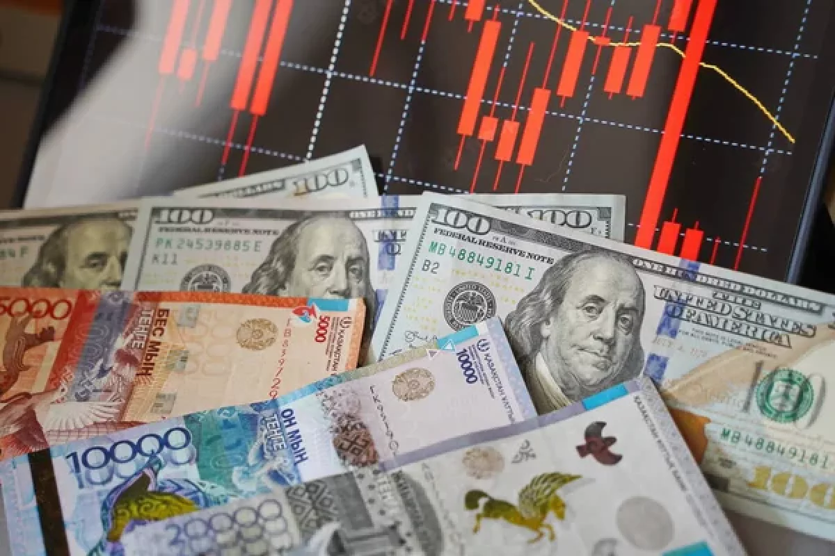 Курс доллара вырос: сколько стоит валюта в обменниках Казахстана 13 мая