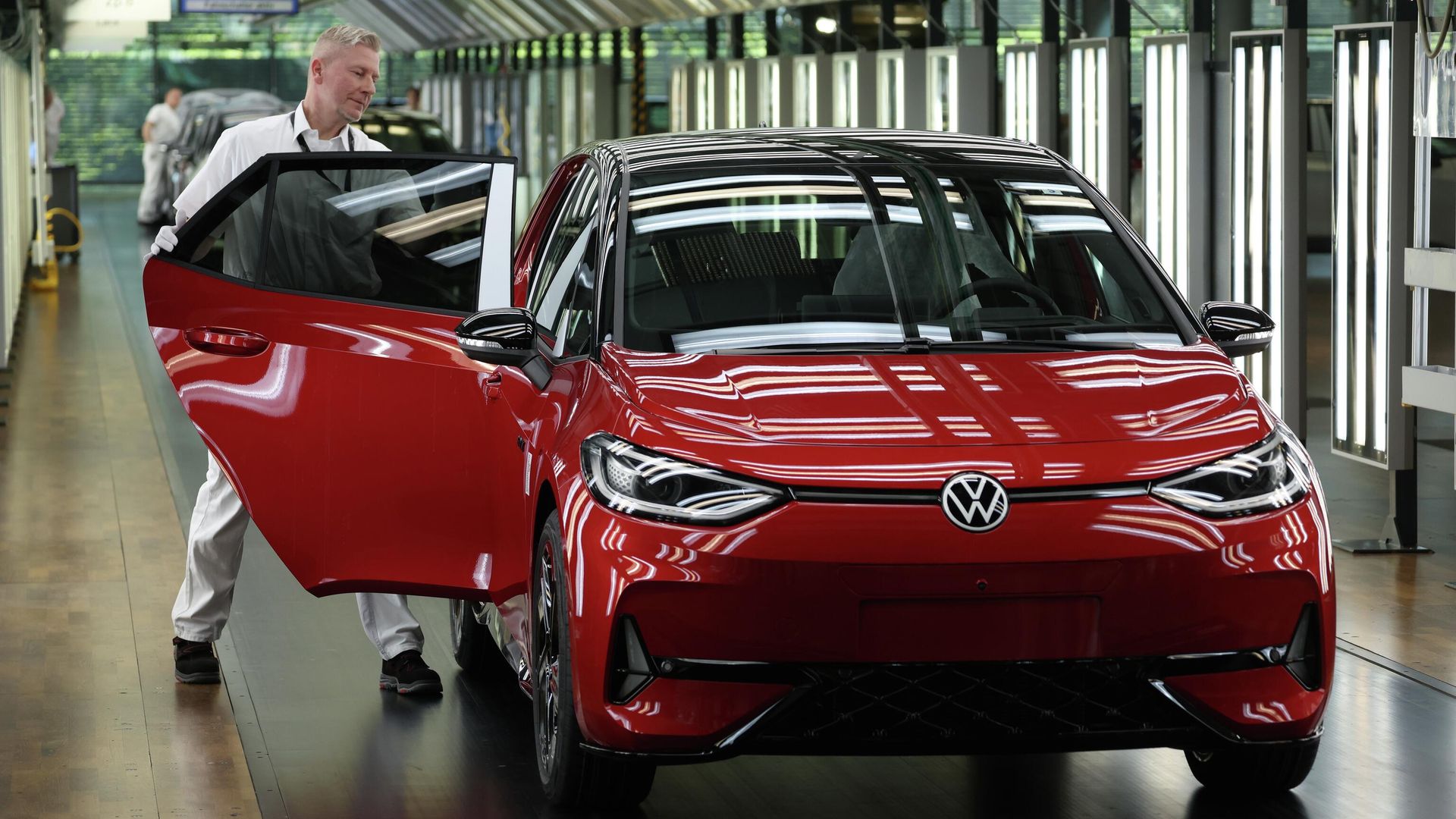 Volkswagen готовится закрыть четыре завода в Германии: что происходит с автогигантом