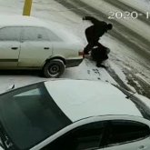 Появилось видео жестокого нападения мужчины на женщину в Костанае