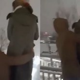 «Успели схватить ее»: женщина попыталась спрыгнуть с моста в Алматы