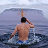 Казахстанский морж, закусивши мороженым, станцевал "Кара жорга" в проруби