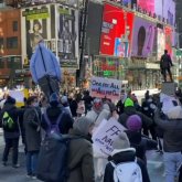 Флаги Казахстана увидели на митинге в поддержку Навального в Нью-Йорке