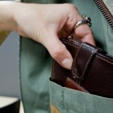 Девушка украла 1,2 млн тенге из кармана куртки своего друга