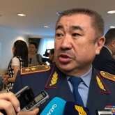 Полицейские угрожают пожилому мужчине за обращение к главе МВД Тургумбаеву