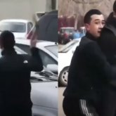 Очень тонкий юмор: пранкер разбил топором стекло чужого авто на дороге в Алматы