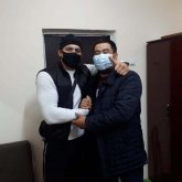 Обнялись как родные: водитель и парковщик из “Алтын-Орды” помирились