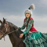 Казахская женщина - это не "угнетенная женщина Востока": писатель ответил феминисткам