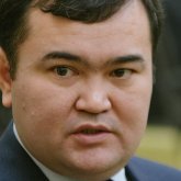 Как Женис Касымбек научился не замечать проблемы