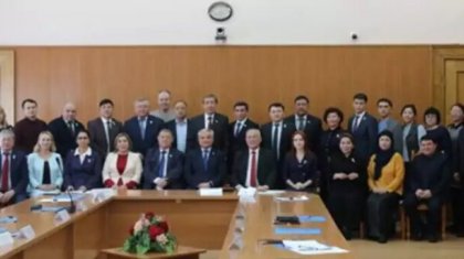 "На минутку сняли маски и сфотографировались": депутаты Семея обхитрили коронавирус