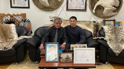 Шкуры снежных барсов в кабинете чиновника возмутили казахстанцев