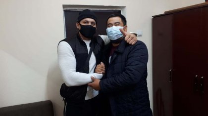 Обнялись как родные: водитель и парковщик из “Алтын-Орды” помирились