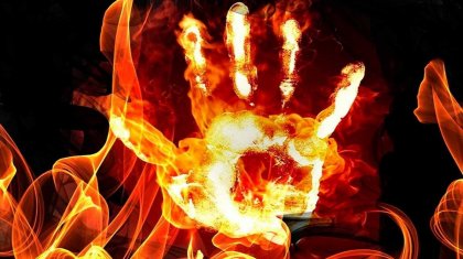 Мужчина пытался сжечь себя перед зданием Верховного суда, его арестовали