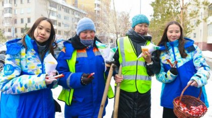 Волонтеры угостили работников коммунальных служб баурсаками и горячим чаем в Астане