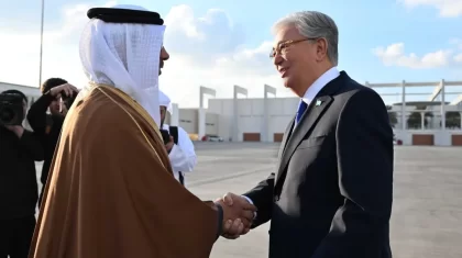 Токаев прилетел в Абу-Даби. Его встретил шейх Мансур