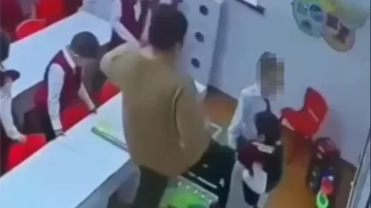 Воспитатель пнула малыша: в Атырау начато расследование