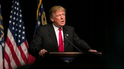 Трамп временно снижает пошлины до 10% для всех стран, а Китаю повышает