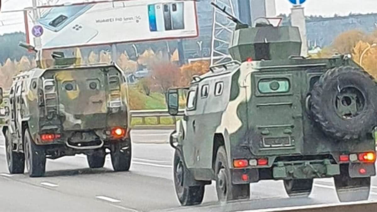 Бронетехника с пулеметами въехала в Минск