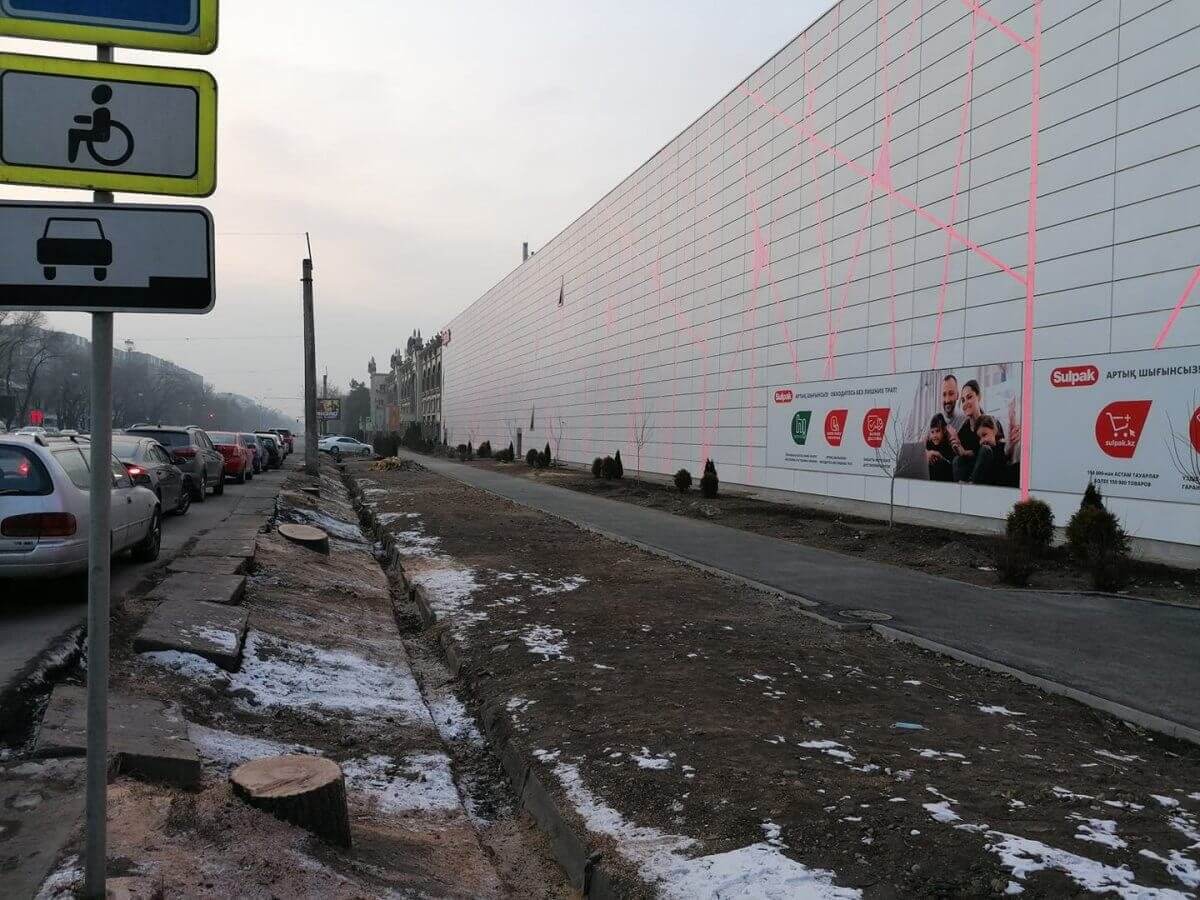 Sulpak прокомментировал вырубку деревьев в Алматы