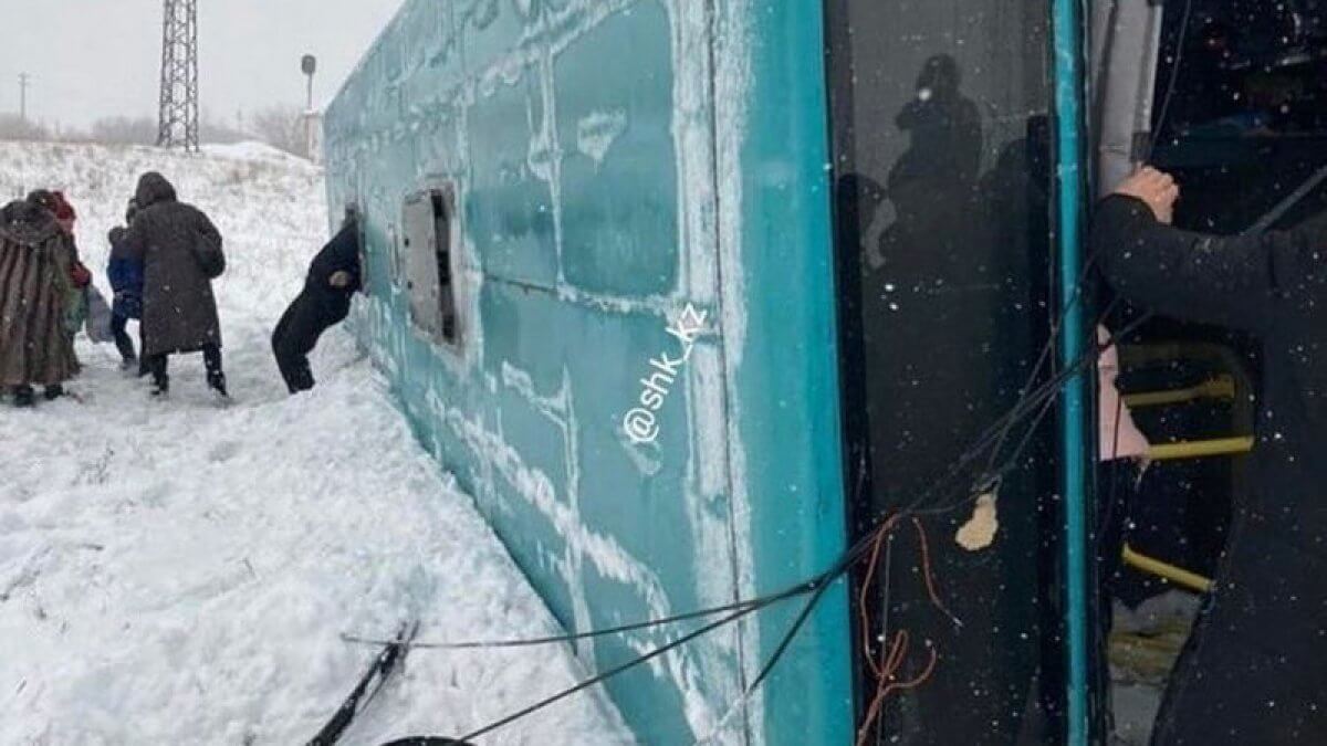 Автобус слетел в кювет и опрокинулся