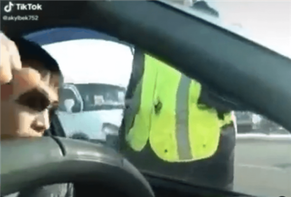 «Пусть Аллах тебя накажет»: Странное поведение полицейского попало на видео
