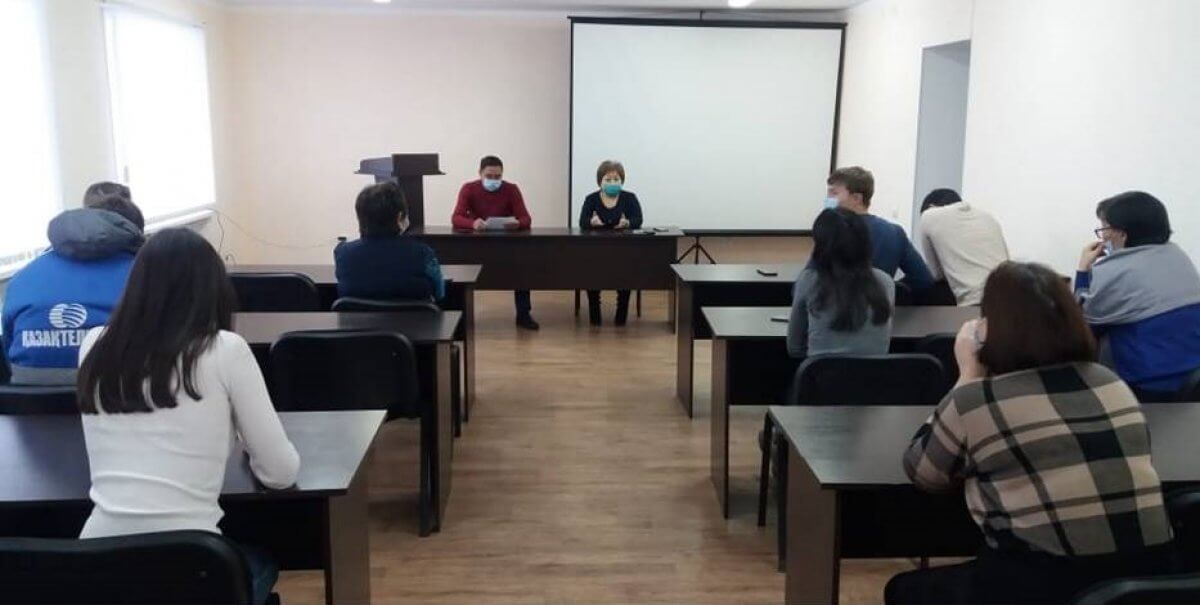 Ақмола облысында Nur Otan өкілі кәсіпорын жұмысшыларына партияның сайлауалды бағдарламасын таныстырды