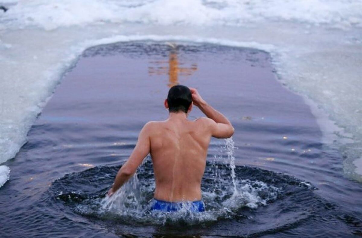 Казахстанский морж, закусивши мороженым, станцевал "Кара жорга" в проруби