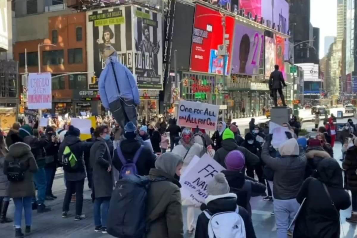 Флаги Казахстана увидели на митинге в поддержку Навального в Нью-Йорке