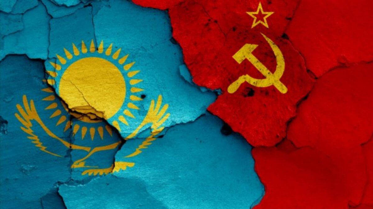 Члены НОД выдают казахстанцам документы о самоопределении